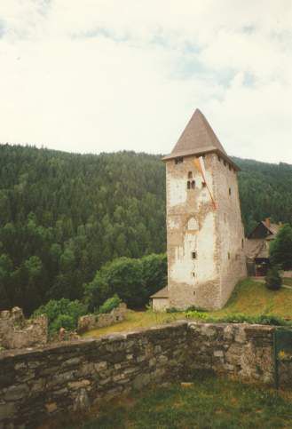 teilweise erhaltene Burg Petersberg (Friesach-Petersberg, Friesach) in Friesach