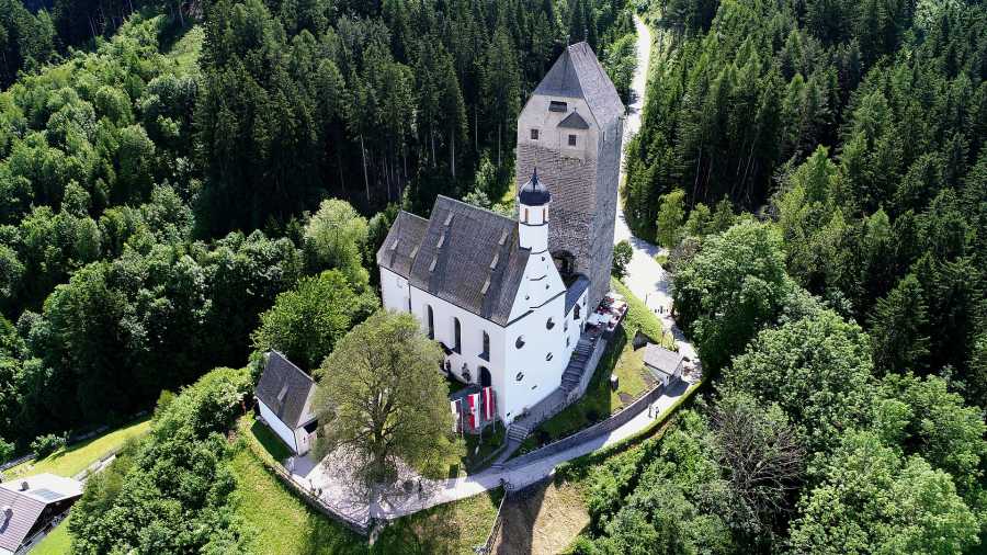 teilweise erhaltene Burg Freundsberg (Fruntsperg, Frundsberg, Sigmundsried, Sigmundsruh) in Schwaz