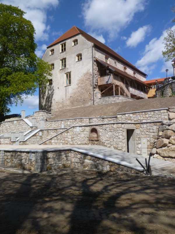 teilweise erhaltene Burg Frauenstein in Mining