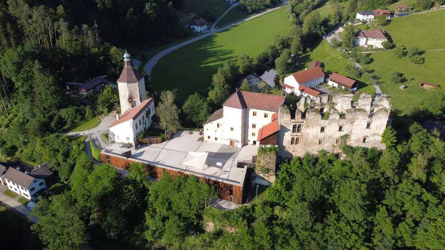 teilweise erhaltene Burg Reichenstein in Tragwein