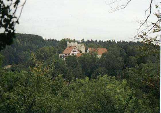 teilweise erhaltene Burg Derneck (Degeneck) in Hayingen-Münzdorf