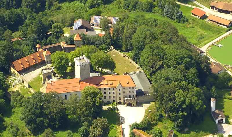 teilweise erhaltene Burg Falkenfels in Falkenfels