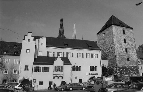 teilweise erhaltene Burg Herzogshof (Regensburg) (Herzogspfalz, Römerturm, Heidenturm, Herzogshof) in Regensburg
