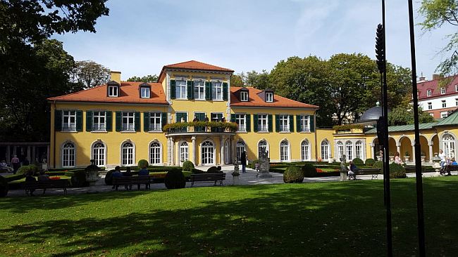 Lustschloss Suresnes (Werneck-Schlösschen, Manteuffelschloss, Steinheilschloss, Albertusstift) in München-Schwabing