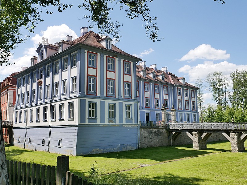 Schloss Obernzenn (Blaues Schloss, Gräflich Seckendorffisch-Aberdar'sches Schloss) in Obernzenn