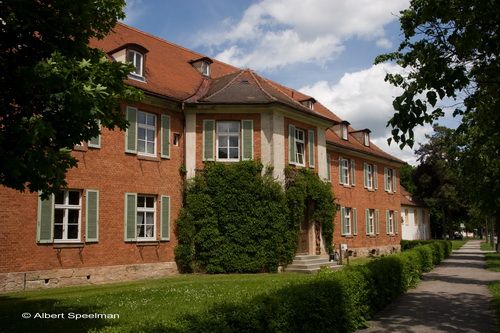 Schloss Rotes Schloss (Triesdorf) (Rotes Schloss, Falkenhaus) in Weidenbach-Triesdorf