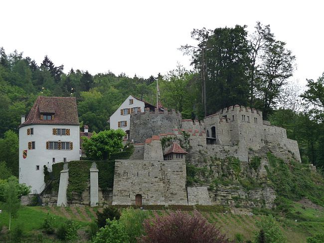teilweise erhaltene Burg Trostburg in Teufenthal