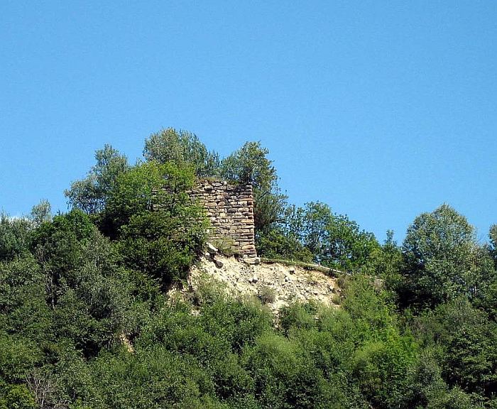 teilweise erhaltener Wohnturm Cartatscha (Crestatscha) in Trun