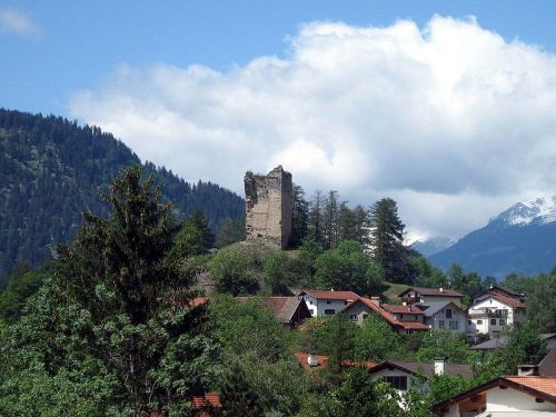 Burgruine Alt-Sins (Alt-Süns, Paspels) in Domleschg-Paspels