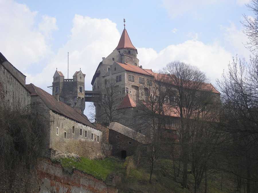 Burg Pernštejn (Pernstein, Bernstein, Bärenstein, Hrad Pernštejn) in Nedvědice