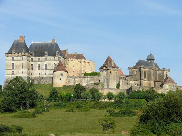 Burg Biron (Château de Biron) in Biron