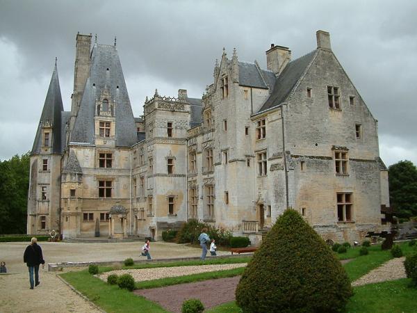 Schloss Fontaine-Henry (Château de Fontaine-Henry) in Fontaine-Henry