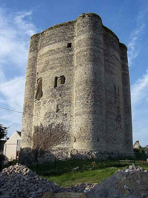 teilweise erhaltene Burg Houdan (Château de Houdan) in Houdan