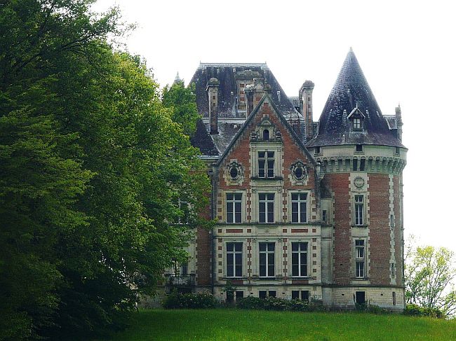 Schloss Puycharnaud (Château de Puycharnaud) in Saint-Estèphe