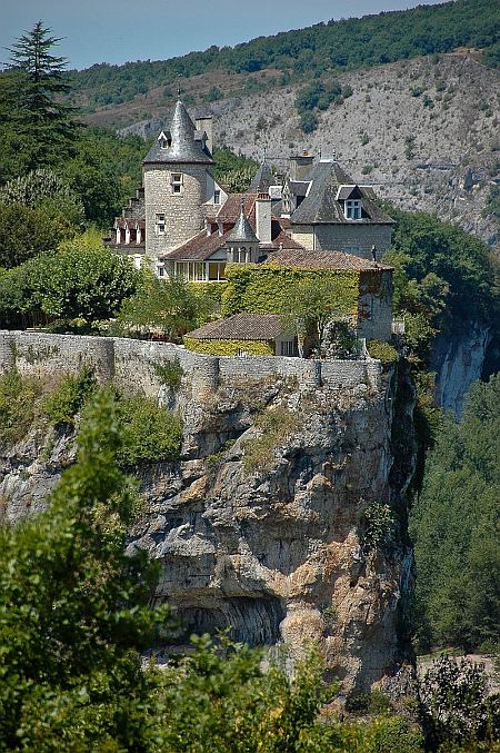 Schloss Belcastel (Château de Belcastel) in Lacave