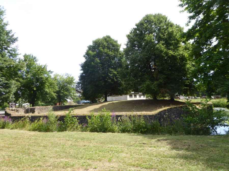 Wasserburgrest Ruhlkirchen (Reste der Umfassungsmauer, Wassergraben) in Antrifttal-Ruhlkirchen