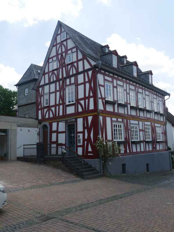 Burgmannenhaus Amtsapotheke (Camberg) (Riedeselscher Hof, Nassau-Diezischer Hof) in Bad Camberg