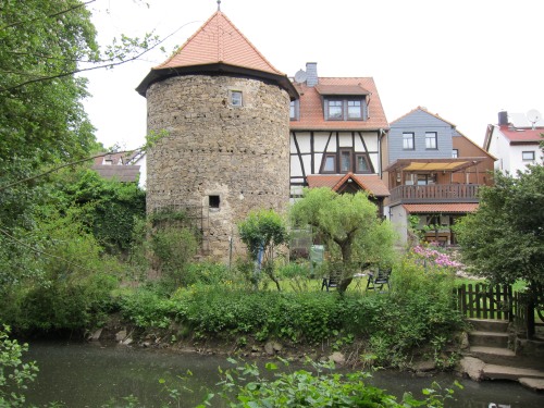 Burgrest Treis an der Lumda (Amtshaus, Burg am Wasser) in Staufenberg-Treis an der Lumda