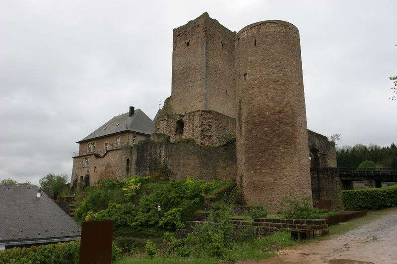 Burgruine Useldange (Château d'Useldange, Useldingen) in Useldange