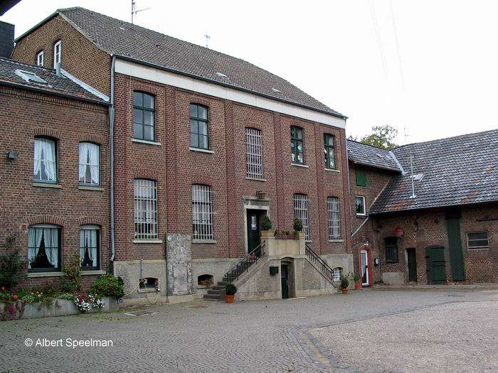 ehamalige Wasserburg und Hofesfeste Leusch (Haus Leusch) in Rommerskirchen-Ramrath-Villau