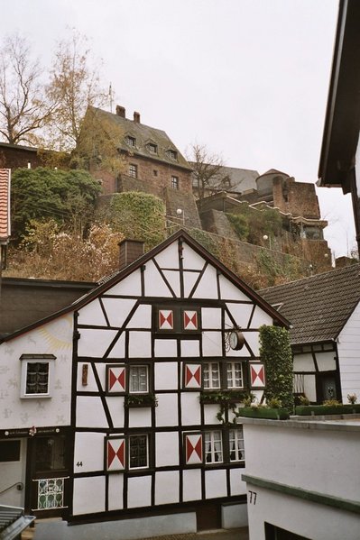 teilweise erhaltene Burg Hengebach (Hengebach) in Heimbach