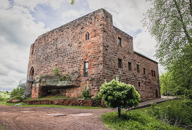 teilweise erhaltene Burg Wilenstein (Willenstein) in Trippstadt