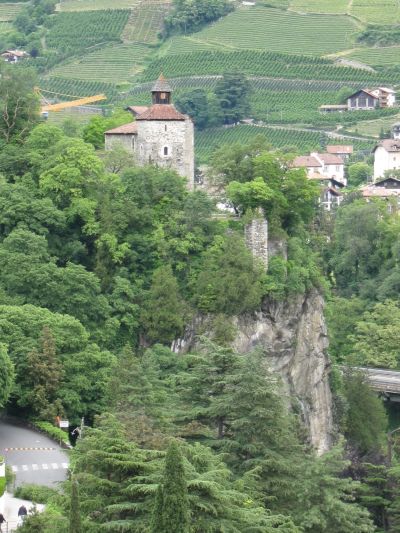 teilweise erhaltene Burg Zenoburg (Sankt Zenoburg, Burg Mais) in Meran-Dorf Tirol