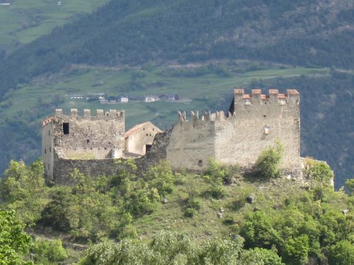 teilweise erhaltene Burg Obermontani in Latsch-Morter