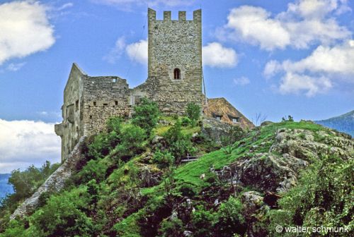 teilweise erhaltene Burg Juval (Jufal) in Kastelbell-Tschars