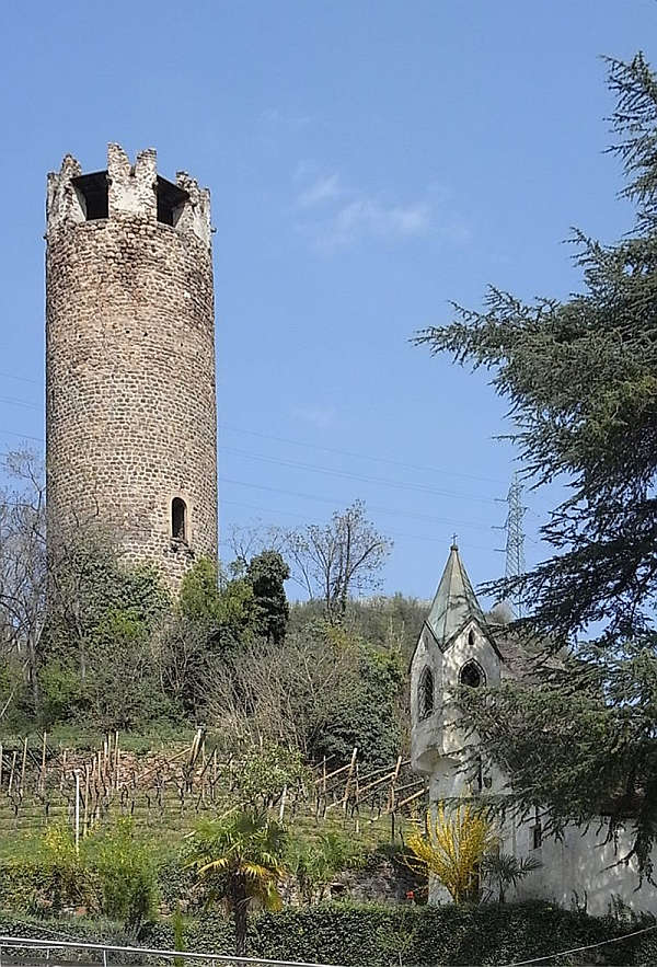 Burgrest Troyenstein (Treuenstein, Gries, Torre Druso, Gscheibter Turm) in Bozen-Gries-Quirein